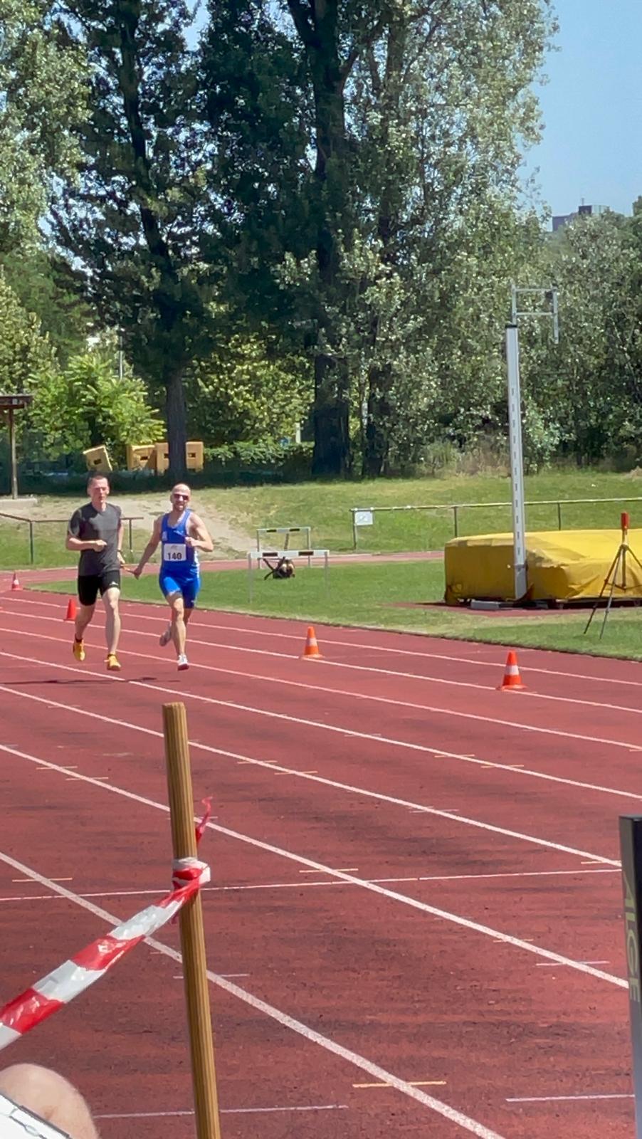 My Guide Simon and me on the final straight struggling with burning muscles as intended at 400m.