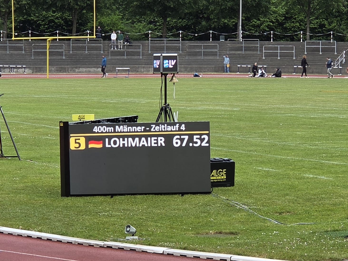 Result display: "400m Männer - Zeitlauf 4, Bahn 5, LOHMAIER 67.52".